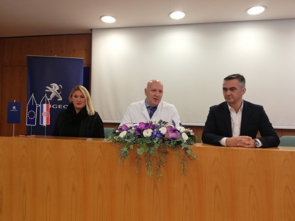 Humanitarna akcija za najmlađe pacijente - prof.dr.sc. Goran Roić (u sredini), Tomislav Miletić (desno) i Jasmina Pecotić