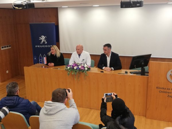 Humanitarna akcija za najmlađe pacijente - prof.dr.sc. Goran Roić (u sredini), Tomislav Miletić (desno) i Jasmina Pecotić