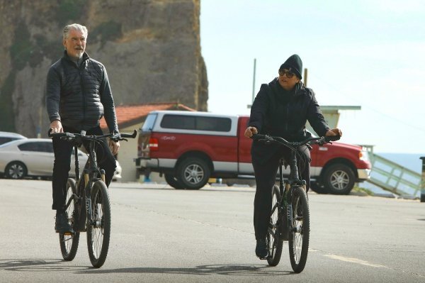 Pierce Brosnan i Keely Shay Smith