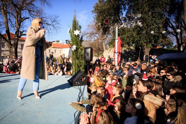 Jelena Rozga s najmlađima na Dječjem dočeku