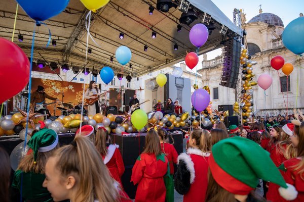 Mia Dimšić na dječjem dočeku Nove godine na Stradunu