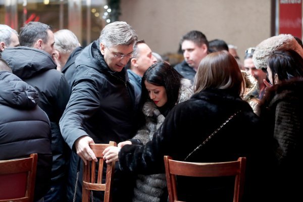Andrej Plenković na kavi na zagrebačkoj špici