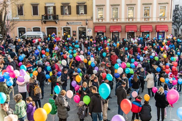 Doček Nove godine u podne s balonima u Puli