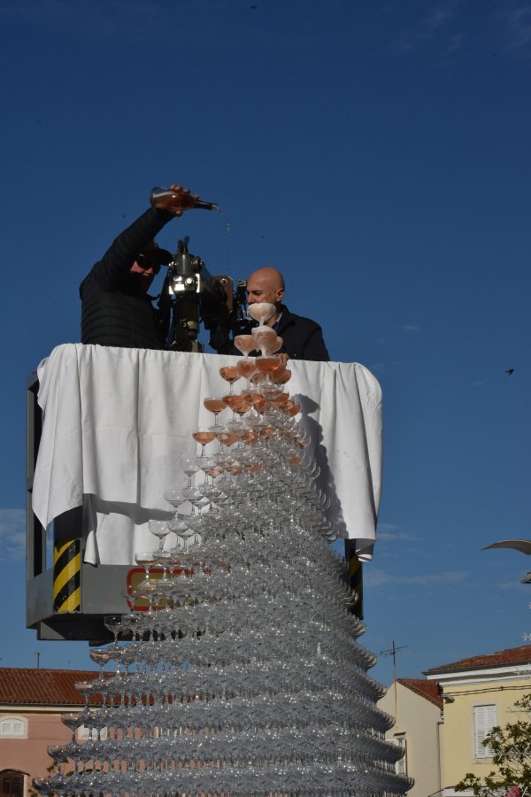 Ususret 2020. godini na glavnom trgu u Poreču postavljena piramida od 2020 čaša za pjenušac