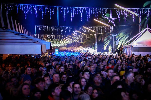 Tomislav Bralić i klapa Intrade zabavljali su publiku na splitskoj rivi