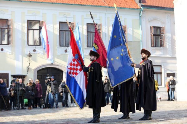 Zagreb: Počasna satnija Kravat pukovnije na novogodišnjoj Smjeni straže na Trgu svetog Marka
