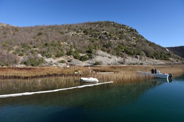 Djelatnici Hrvatskih voda krenuli sa sanacijom onečišćenja koje je nastalo curenjem mazuta iz bivše tvornice Glinice te postavljanjem disperzanata odnosno upijajućih maramica kako se ne bi zagadio i daljnji vodotok