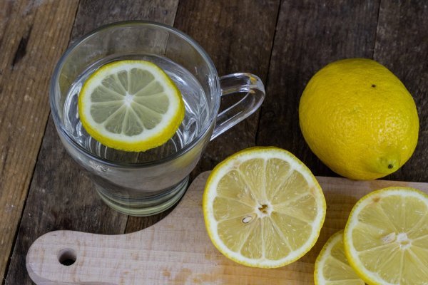Jutarnja čaša vode s limunom rješenje je za uredniju probavu i ljepšu kožu