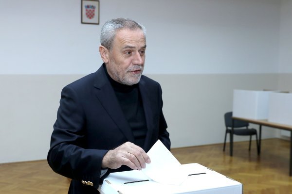 Milan Bandić u društvu supruge Vesne i psa Rudija glasovao u drugom krugu izbora