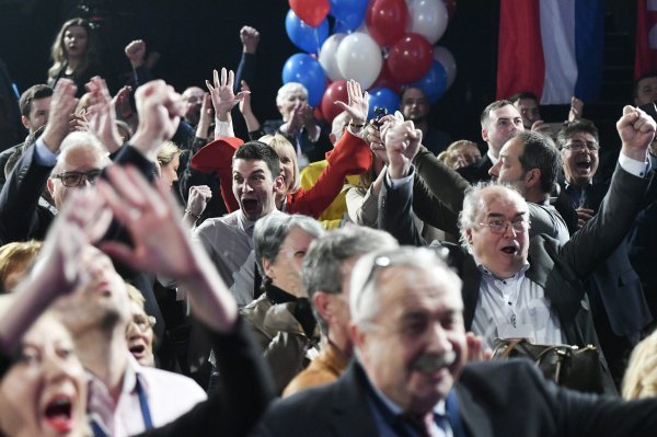 Praćenje rezultata za izbor predsjednika RH u stožeru Zorana Milanovića