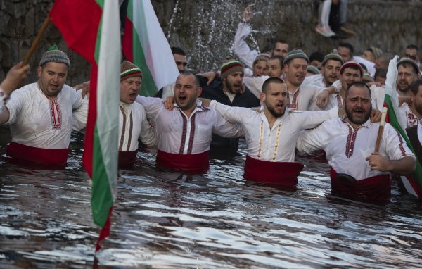 Pravoslavni vjernici u Bugarskoj tradicionalnim plesom i skokom u ledenu vodu slave Bogojavaljanje
