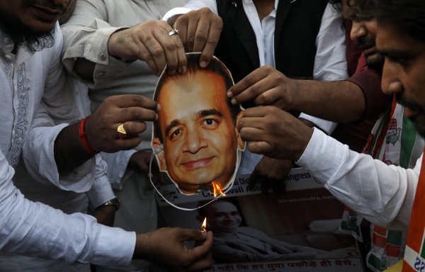 Prosvjednici u Indiji spaljuju fotografiju Nirava Modija