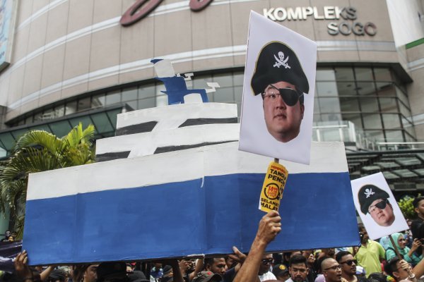 Replika luksuzne jahte Jhoa Lowa na prosvjedu u Kuala Lumpuru