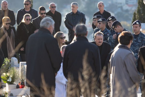 Pogreb Srđana Hrnića, bivšeg branitelja i umjetnika, sina Mila Hrnića