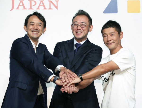 Maezawa je nedavno svoju internetsku trgovinu odjevnih predmeta, Zozo Inc, prodao SoftBanku za 900 milijuna dolara
