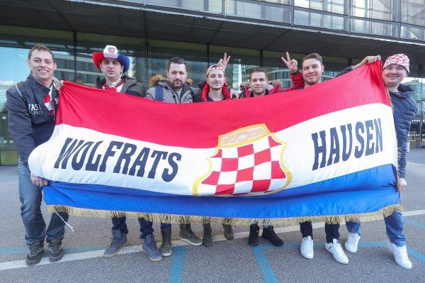 Hrvatski navijači u Grazu čekaju početak utakmice između Hrvatske i Bjelorusije