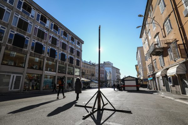 Zapaljena skulptura od Ivana Kožarića, Stog sijena