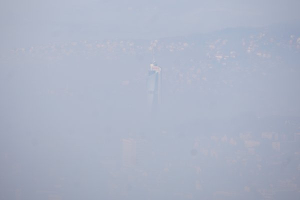 Pogled sa Trebevića na zagađeno Sarajevo