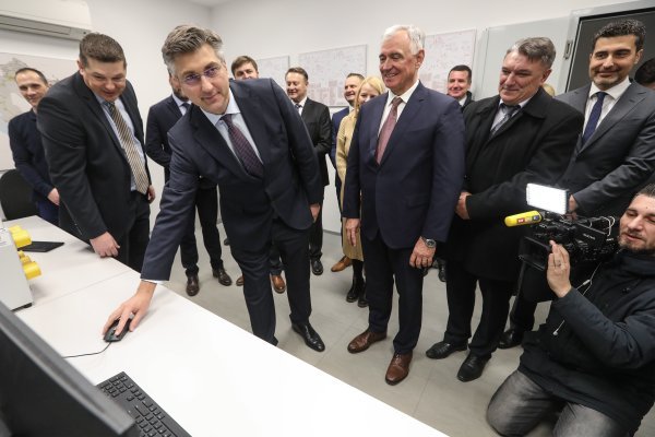 Andrej Plenković i ministri u rad pustili prvu kompresorsku stanicu na plinskom transportnom sustavu RH