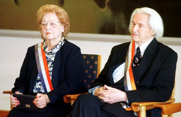Ivan Supek i Savka Dabčević Kučar prilikom odlikovanja 2001. u uredu predsjednika Stipe Mesića Pixsell
