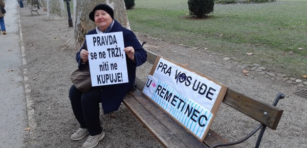 Prosvjednici s transparentima protiv Milana Bandića ispred Županijskoga suda u Zagrebu