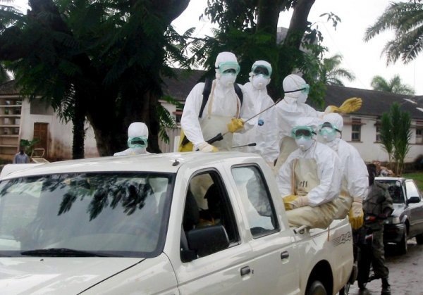 Pripreme za dezinfekciju nakon uklanjanja leševa žrtvi virusa Marburg na sjeveru Angole, travanj 2005.