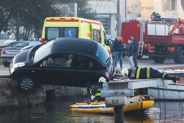 Zadarski vatrogasci izvukli vozilo koje je zamalo završilo u moru