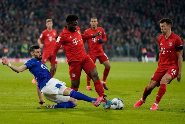 Bayern (Alphonso Davies, Ivan Perišić) - Schalke (Daniel Caligiuri)