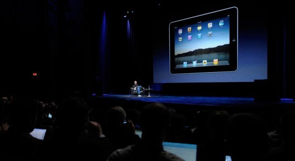 Steve Jobs predstavlja prvi iPad