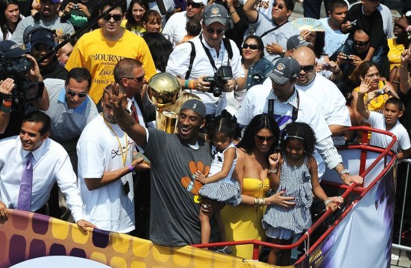 Kobe Bryant i obitelj na šampionskoj paradi 2009. u Los Angelesu
