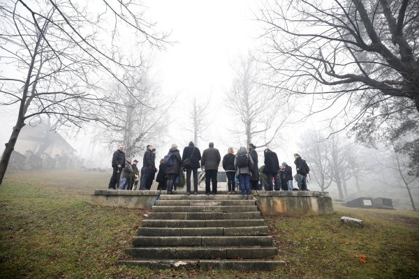 Položeno cvijeće u povodu Dana sjećanja na žrtve holokausta u Sarajevu