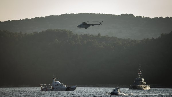 Intenzivna potraga za nestalim pilotom nakon pada helikoptera