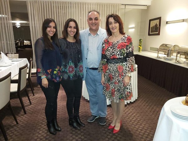 Antun Ponoš sa kćerima i suprugom