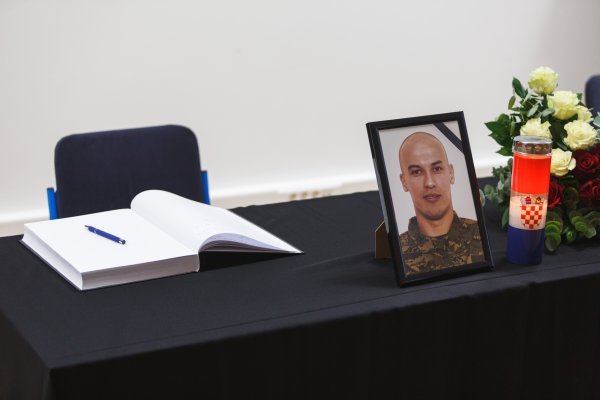 U Zemuniku otvorena Knjiga žalosti za pilote poginule u padu helikoptera