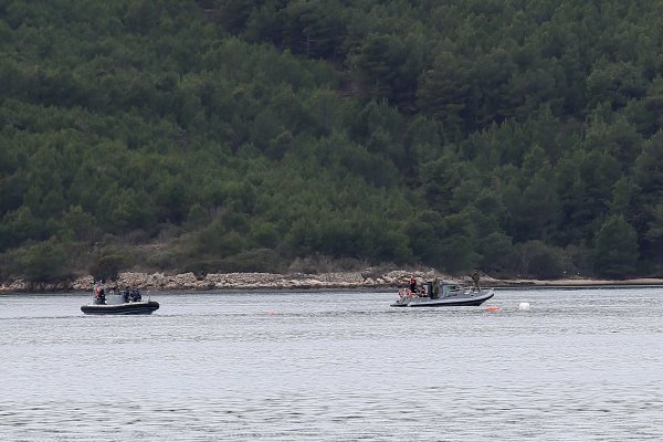 Vađenje posljednjih dijelova palog vojnog helikoptera iz mora