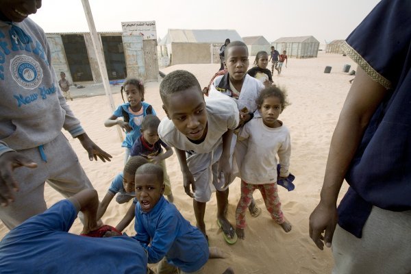 Znatiželjni mališani guraju se ispred našeg vozila, ribarsko selo Mauretanija