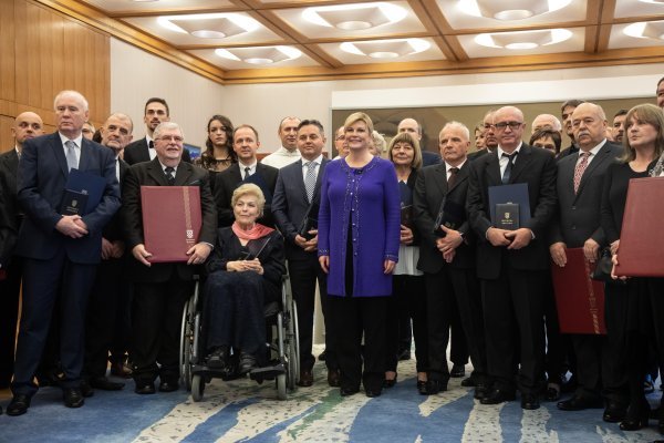 Kolinda Grabar Kitarović podijelila odlikovanja