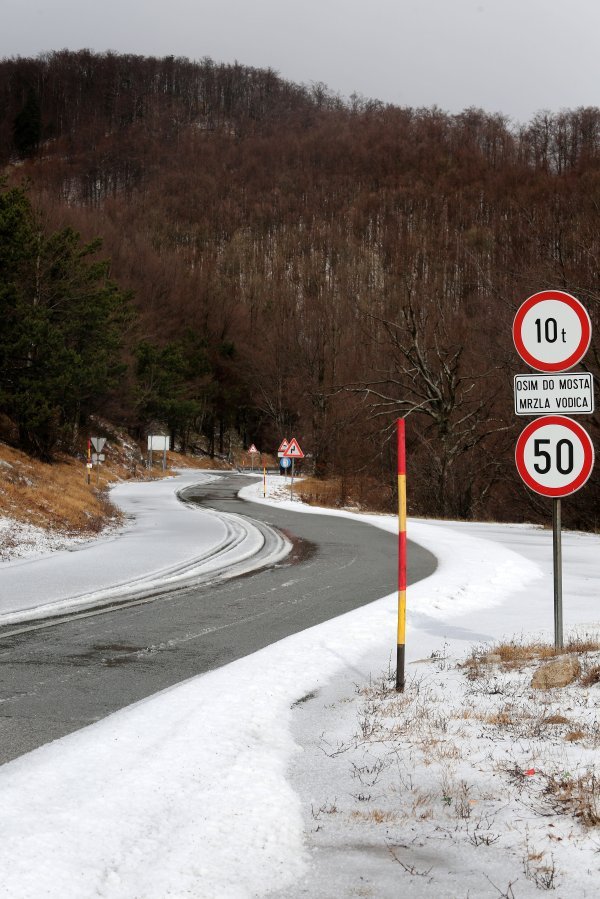Snijeg zabijelio Crni Lug