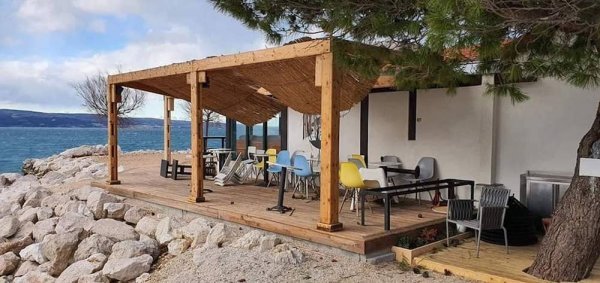 Bura otpuhala terasu kafića u Dugom Ratu