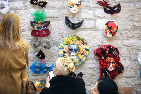 Izložba pokladnih maski u gradskoj knjižnici u Šibeniku