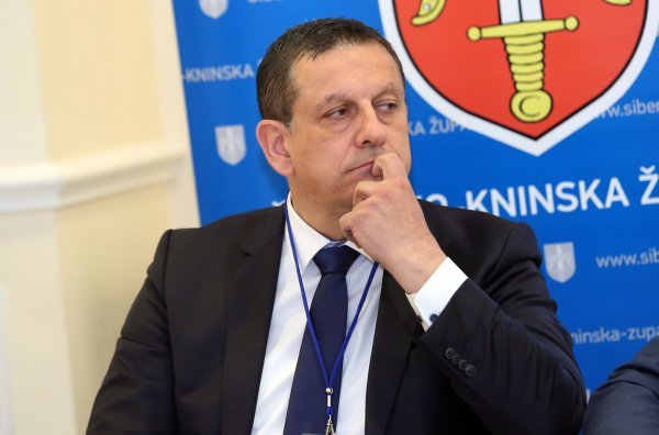 Nikola Blažević podnio je zahtjev da mu se, kao bivšem gradonačelniku, u e-radnu knjižicu retroaktivno upiše visoka stručna sprema jer je diplomirao 28 godina nakon što je počeo studirati