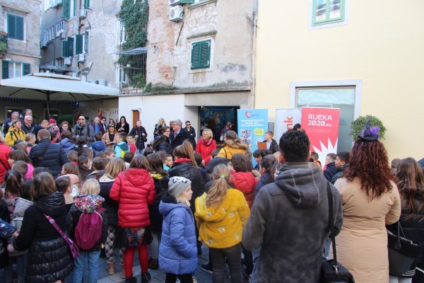 Trg Svete Barbare djeci