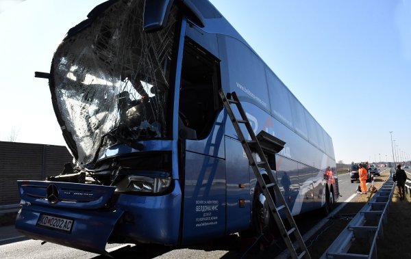 Prometna nesreća na autocesti kod Babine Grede, sedmero ljudi završilo u bolnici