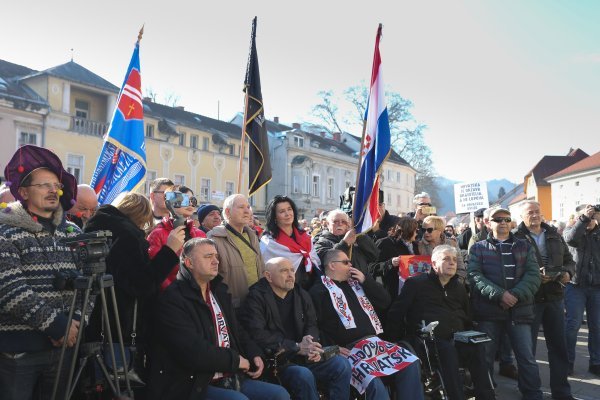 Branitelji su se okupili na prosvjedu u Samoboru. Prosvjeduju protiv gradonačelnika Kreše Beljaka