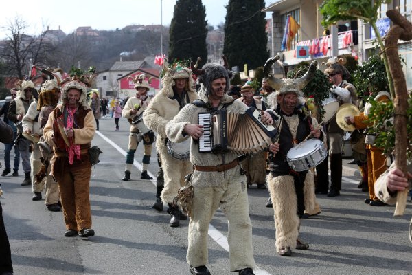 Rijeka: Održana je povorka zvončara poslije koje se očekuje Zvončarska simfonija