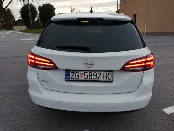 Opel Astra Sports Tourer Elegance D1.5DVH MT6