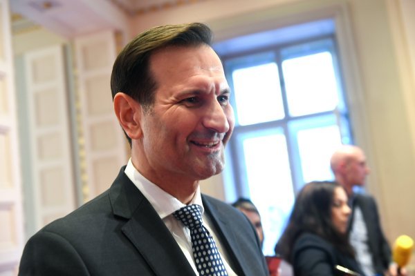 Miro Kovač daje izjavu u Saboru