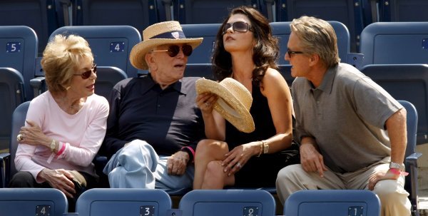 Kirk Douglas, Anne Buydens, Catherine Zeta-Jones, Michael Douglas