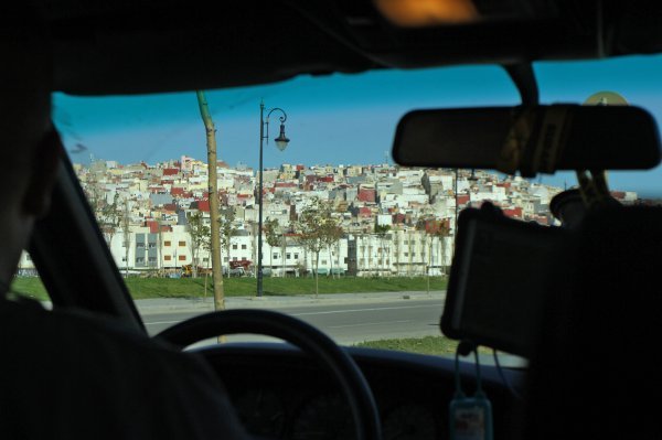 Po brežuljkastim predgrađima Tangera slijevaju se četvrti gusto načičkanih kuća, zbijenih poput bijelih lego kockica