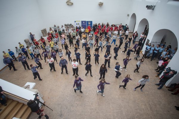 Policija zaplesala sa školarcima u sklopu projekta 'Živim život bez nasilja'